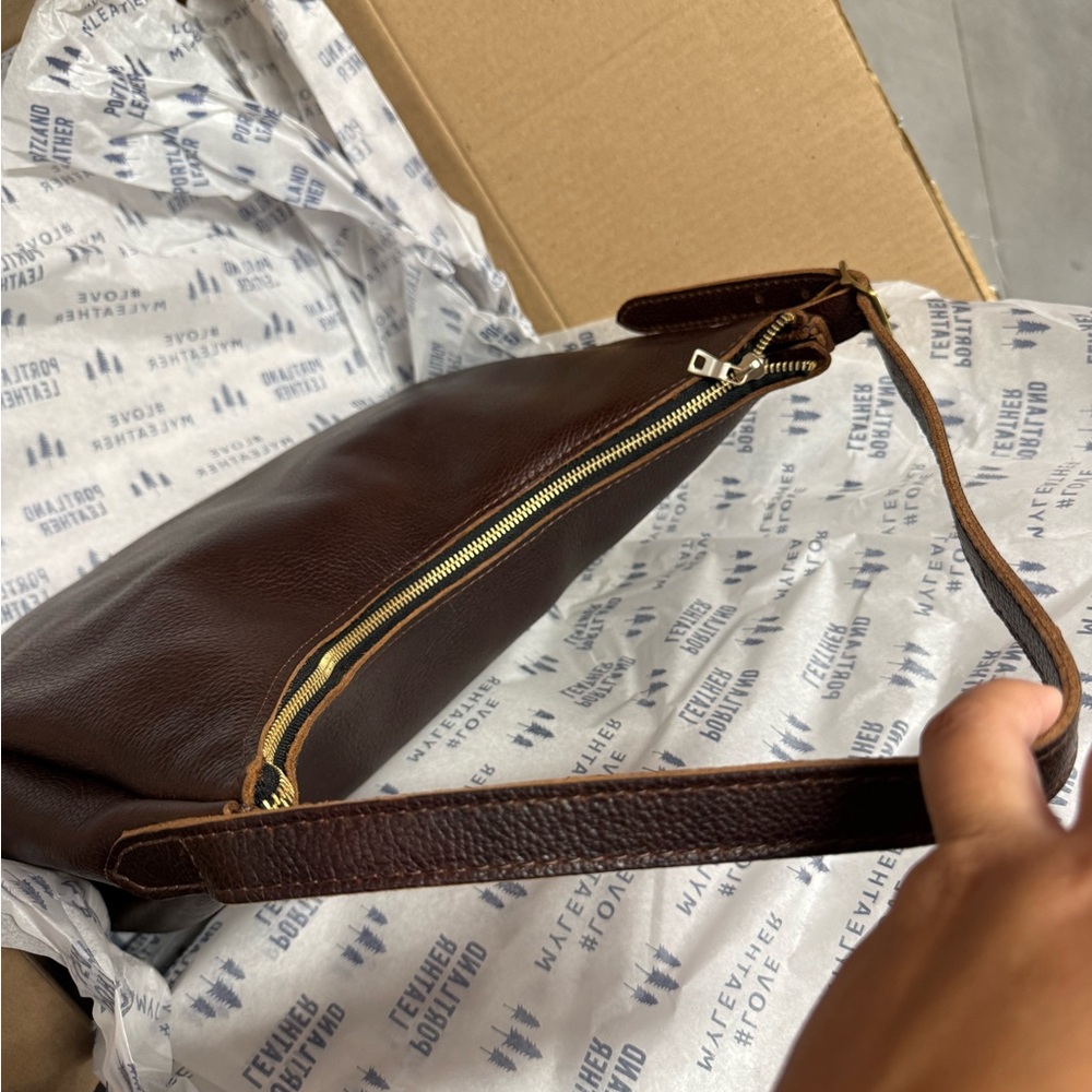 Portland Leather Shoulder Bag in Coldbrew - Picture 8 of 9